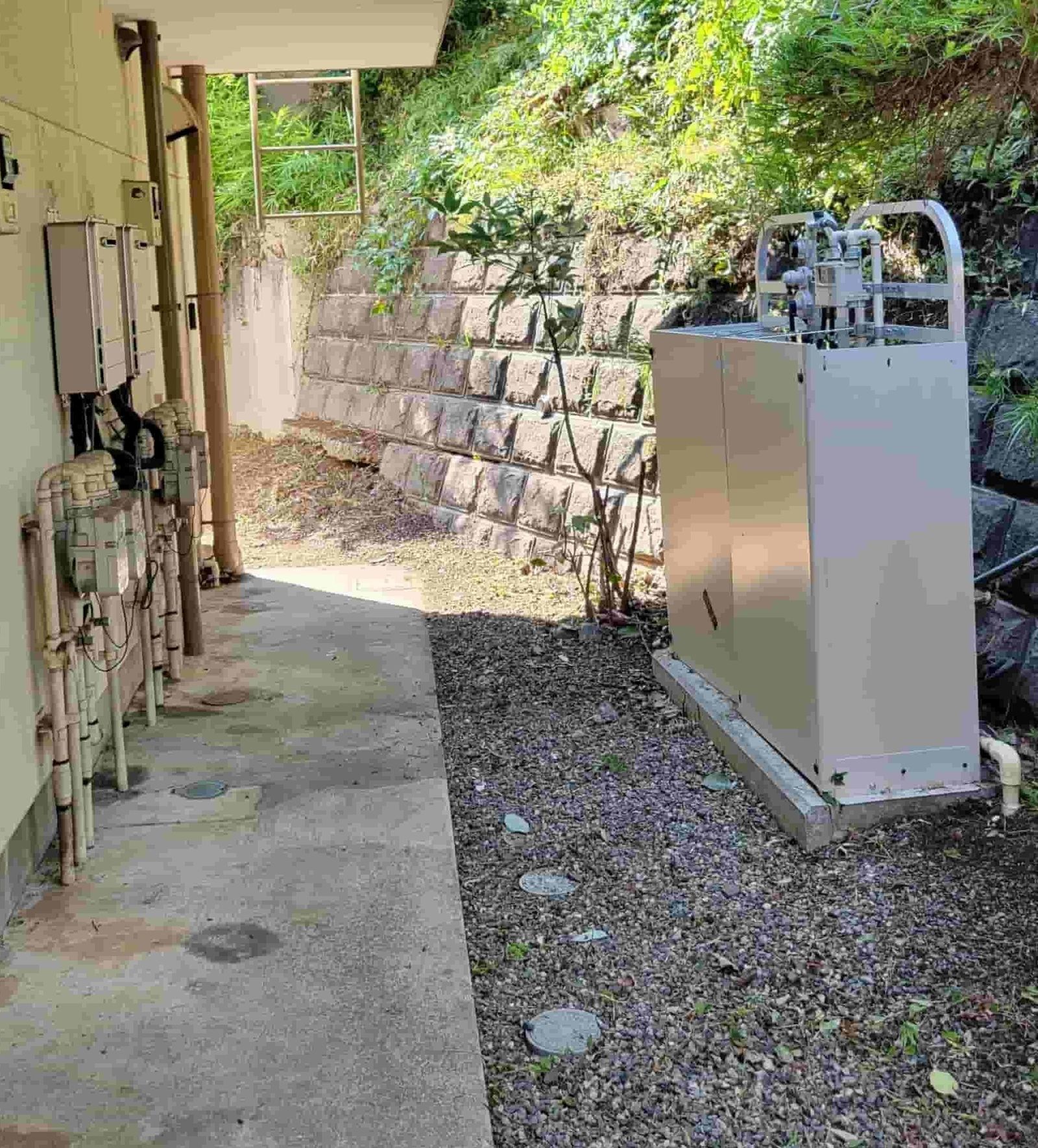 除草後、砂利敷きで整えられた同じ通路
